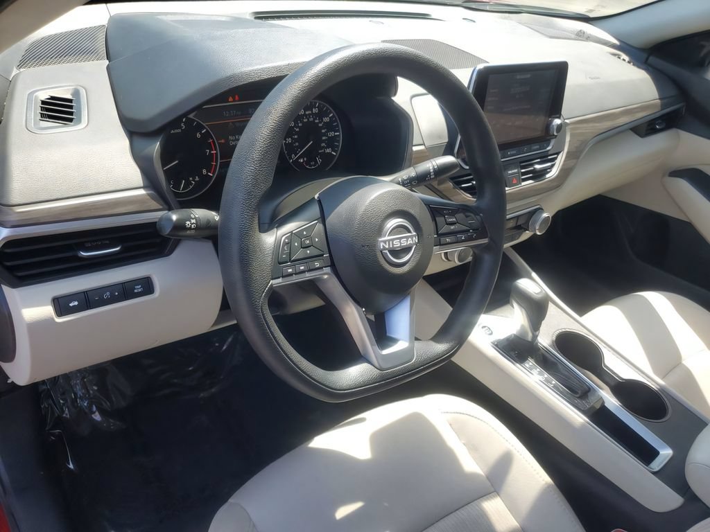 Used 2025 Nissan Altima 2.5 SV FWD image 13