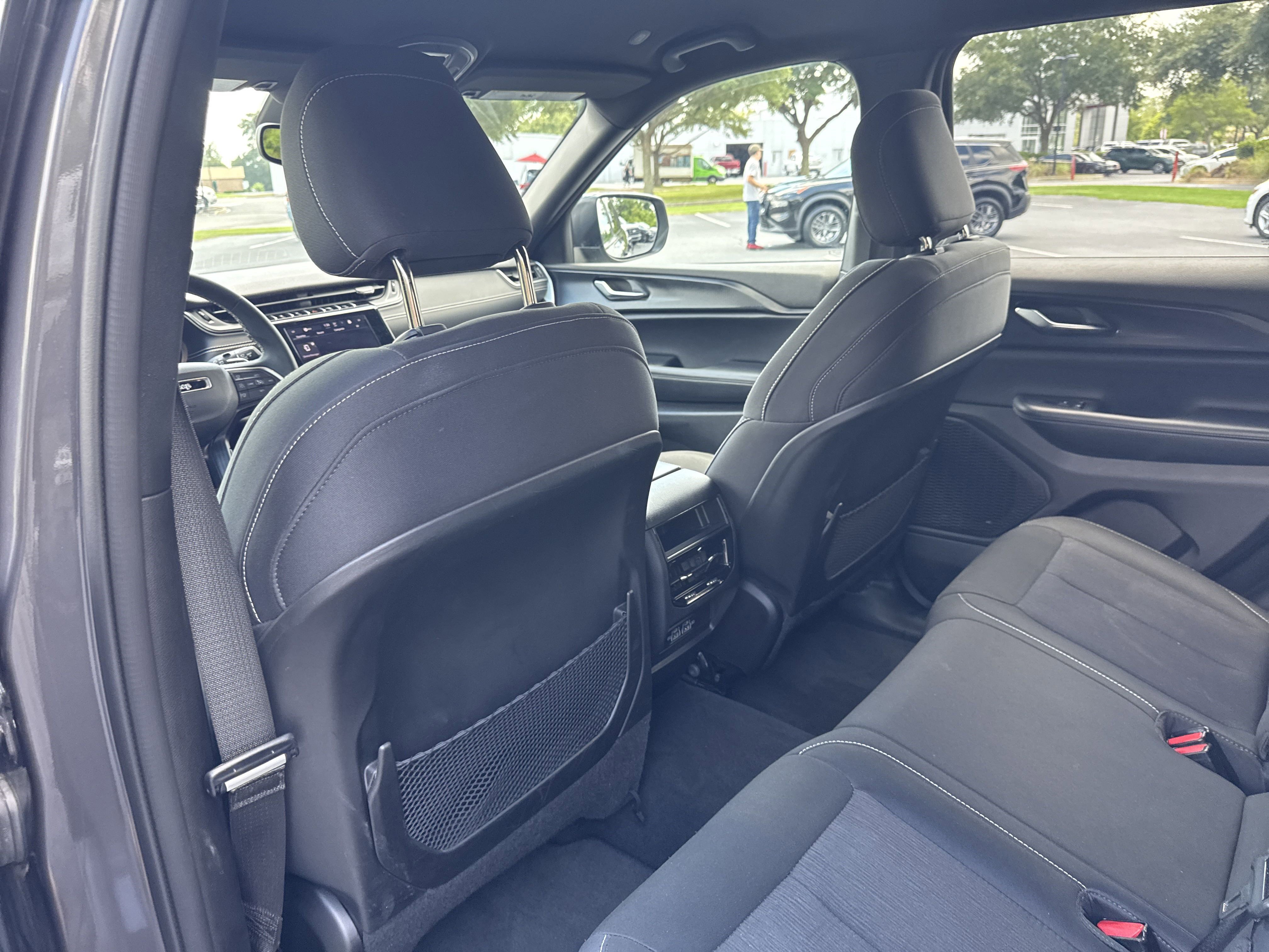 Used 2024 Jeep Grand Cherokee Laredo image 25