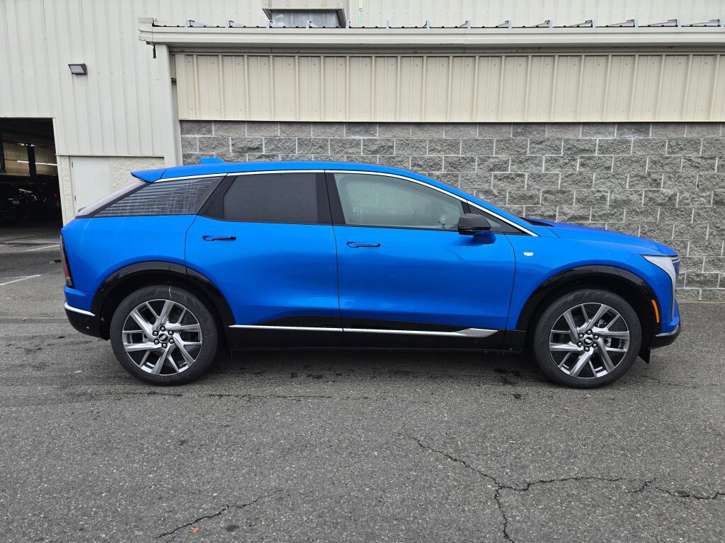 New 2026 Cadillac Optiq Luxury 2 image 9