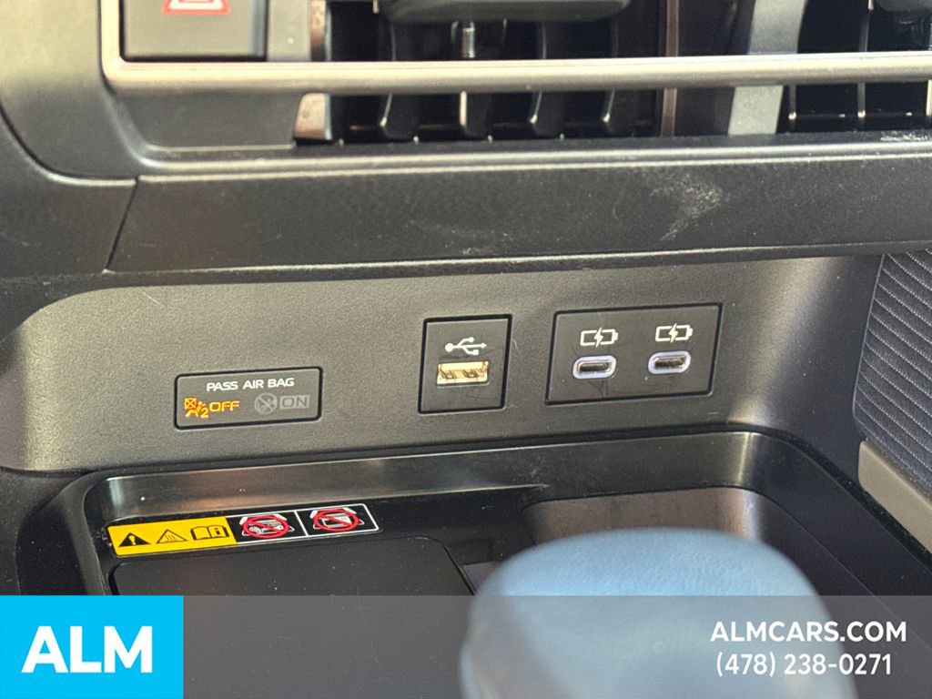 Used 2025 Toyota Camry SE image 33