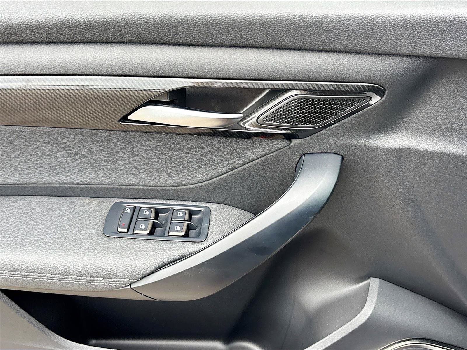 New 2025 VinFast VF 8 Eco AWD/4WD image 17