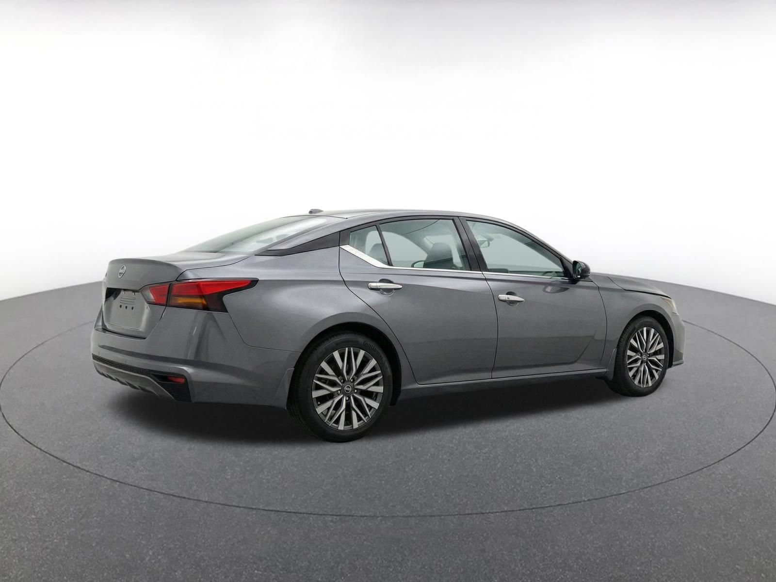 Used 2025 Nissan Altima 2.5 SV FWD image 8
