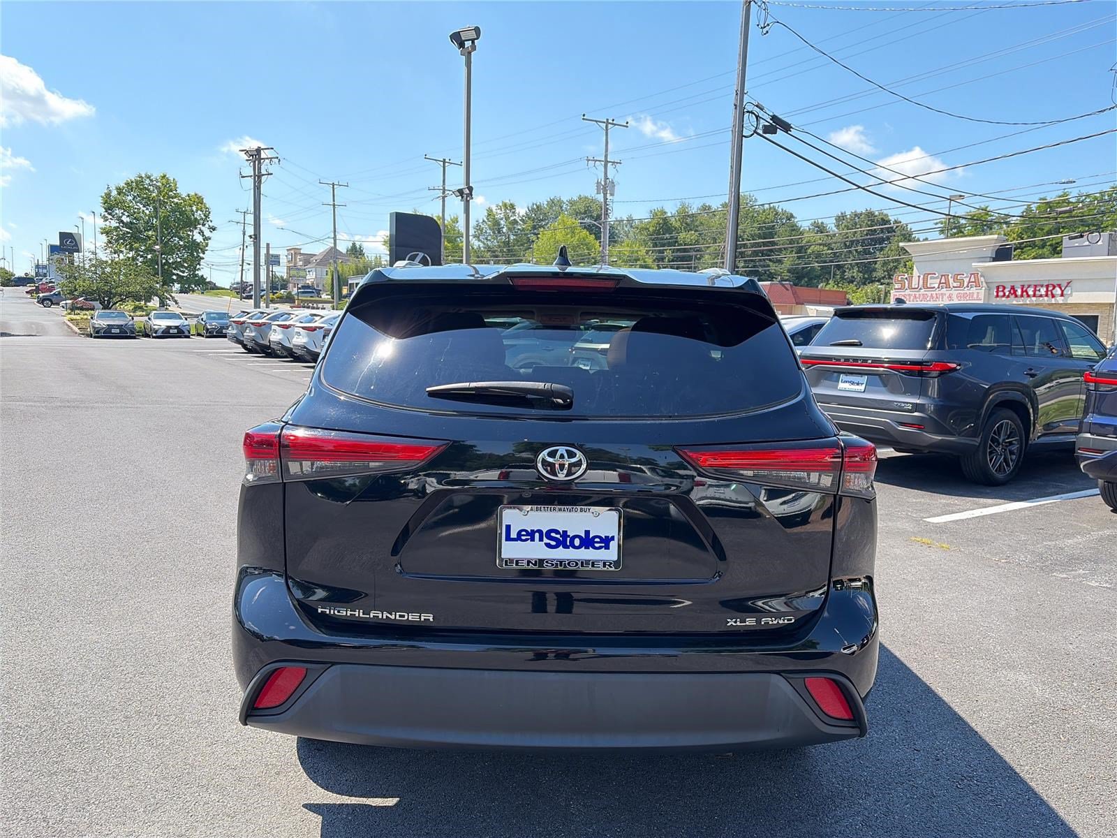 Used 2022 Toyota Highlander XLE AWD/4WD image 4