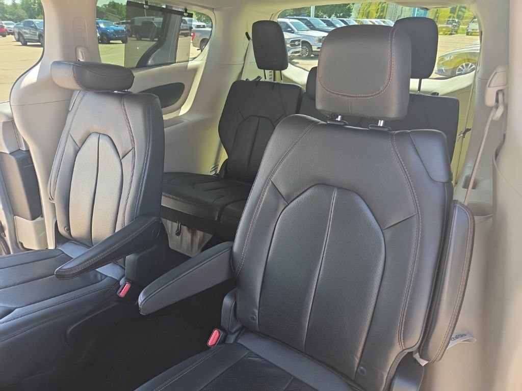 Used 2020 Chrysler Pacifica Touring-L FWD image 11