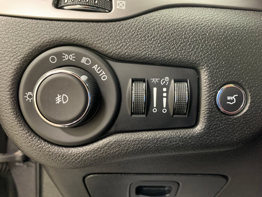 Used 2019 Jeep Cherokee Limited AWD/4WD image 24