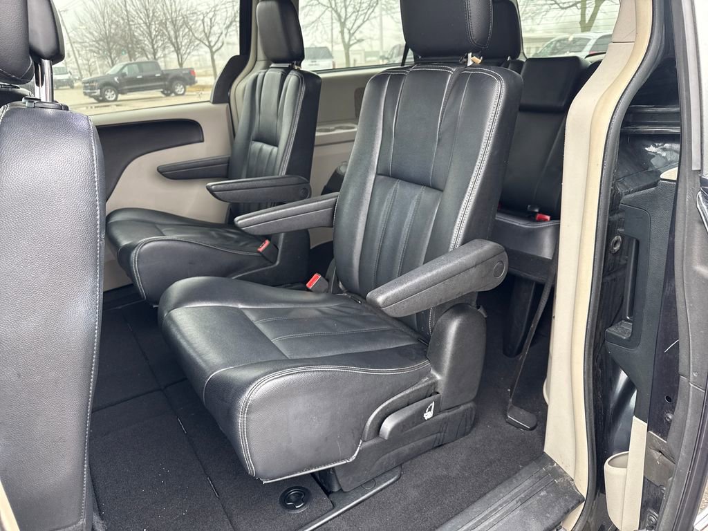 Used 2014 Chrysler Town & Country Touring image 23