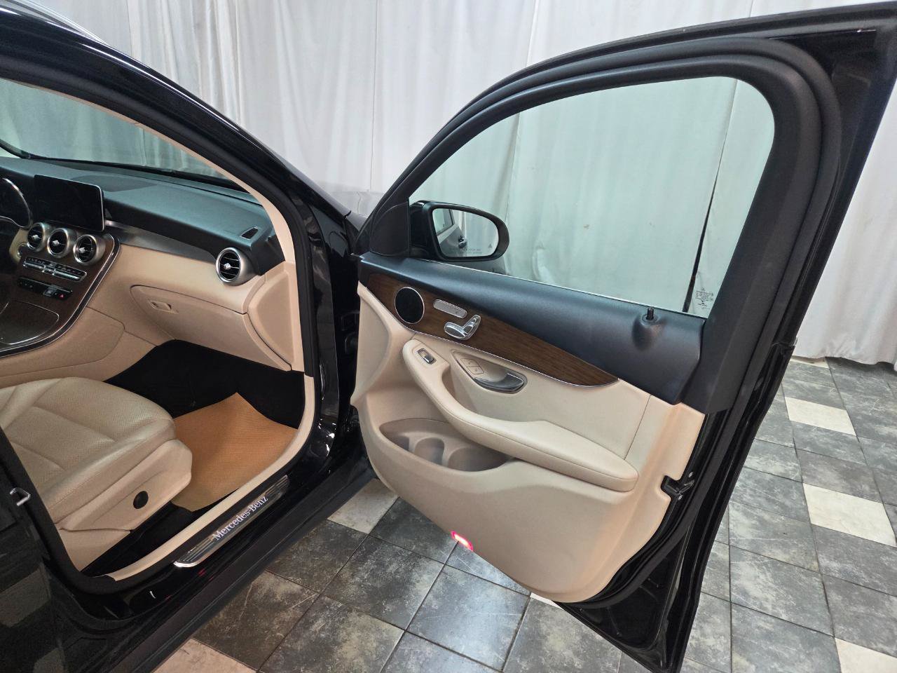 Used 2020 Mercedes-Benz GLC 300 4MATIC w/ Parking Assistance Package image 10