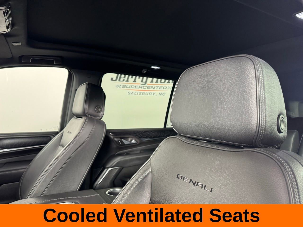 Used 2022 GMC Yukon XL Denali w/ Denali Premium Package image 13