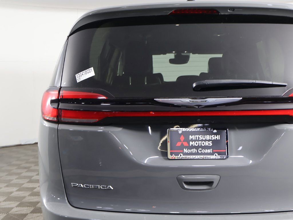 Used 2023 Chrysler Pacifica Touring-L image 16