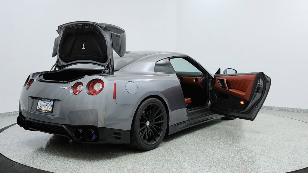 Used 2015 Nissan GT-R Premium image 11