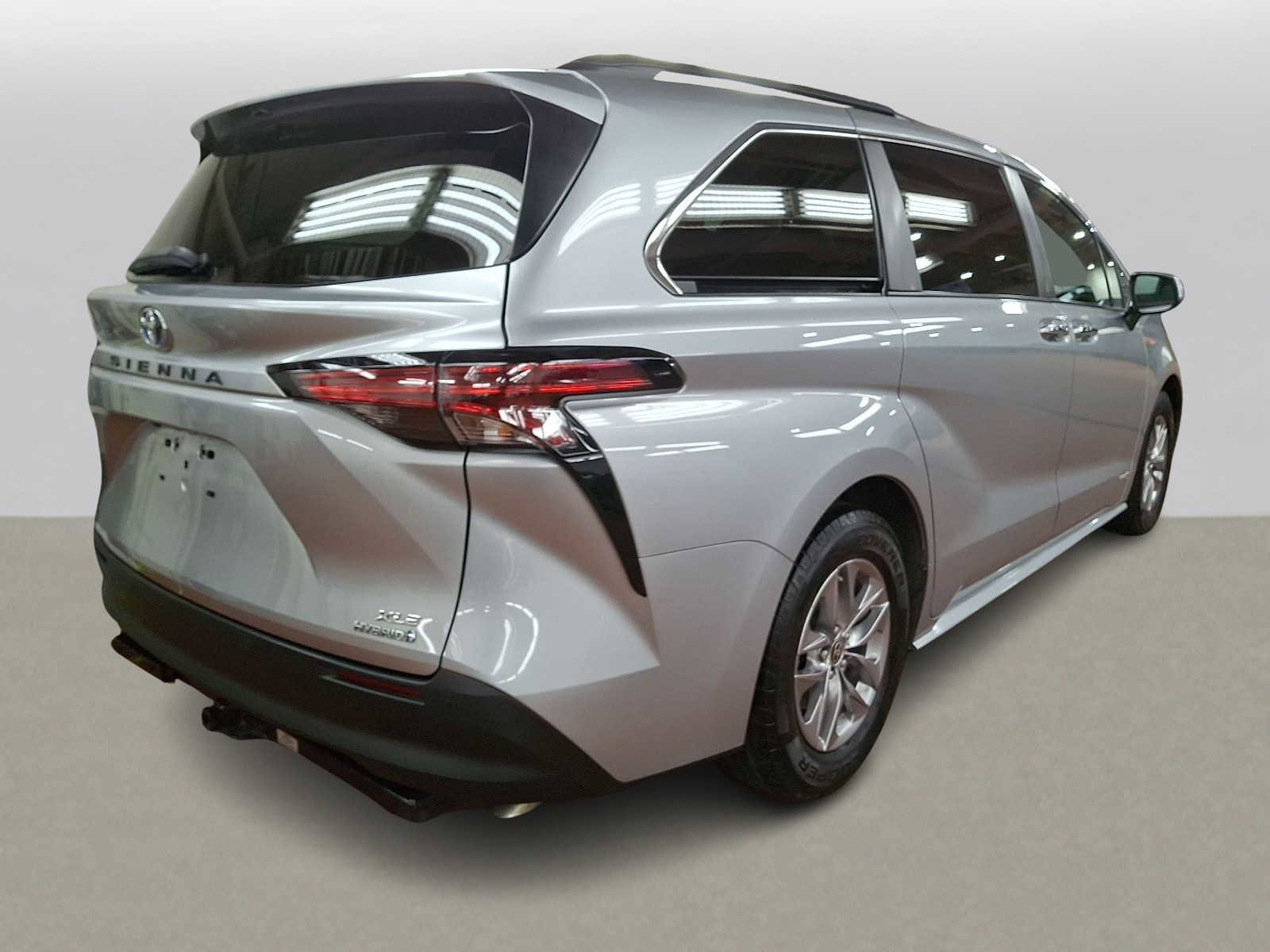 Used 2021 Toyota Sienna XLE w/ XLE Plus Package image 4