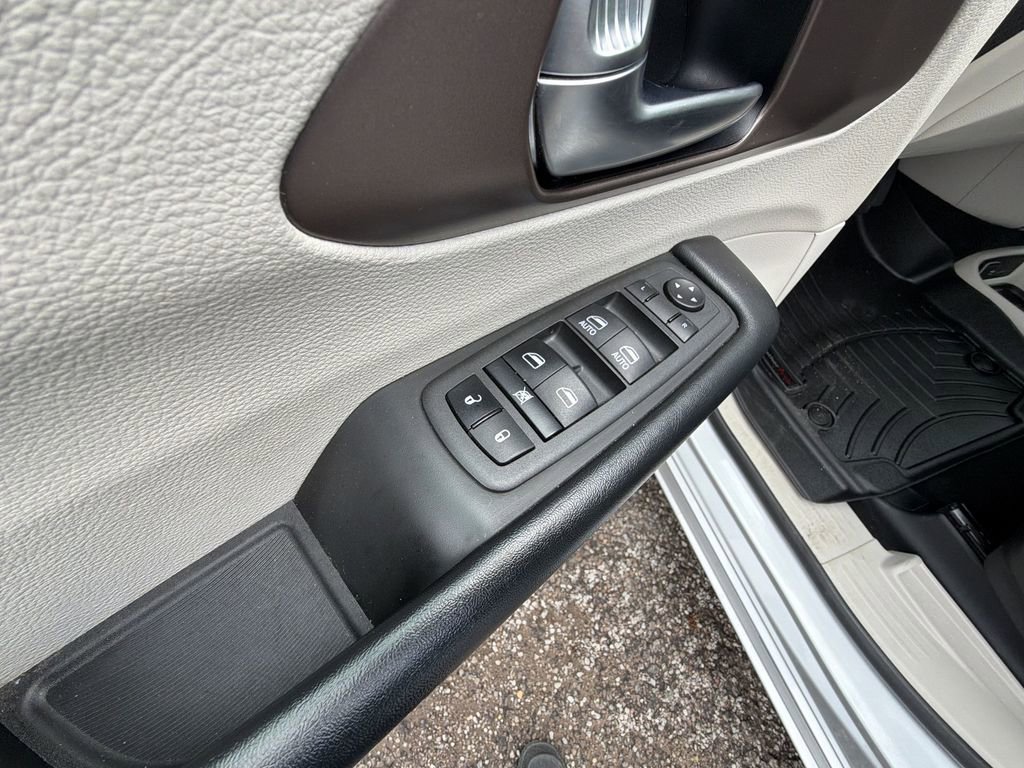 Used 2022 Chrysler Voyager LX FWD image 13
