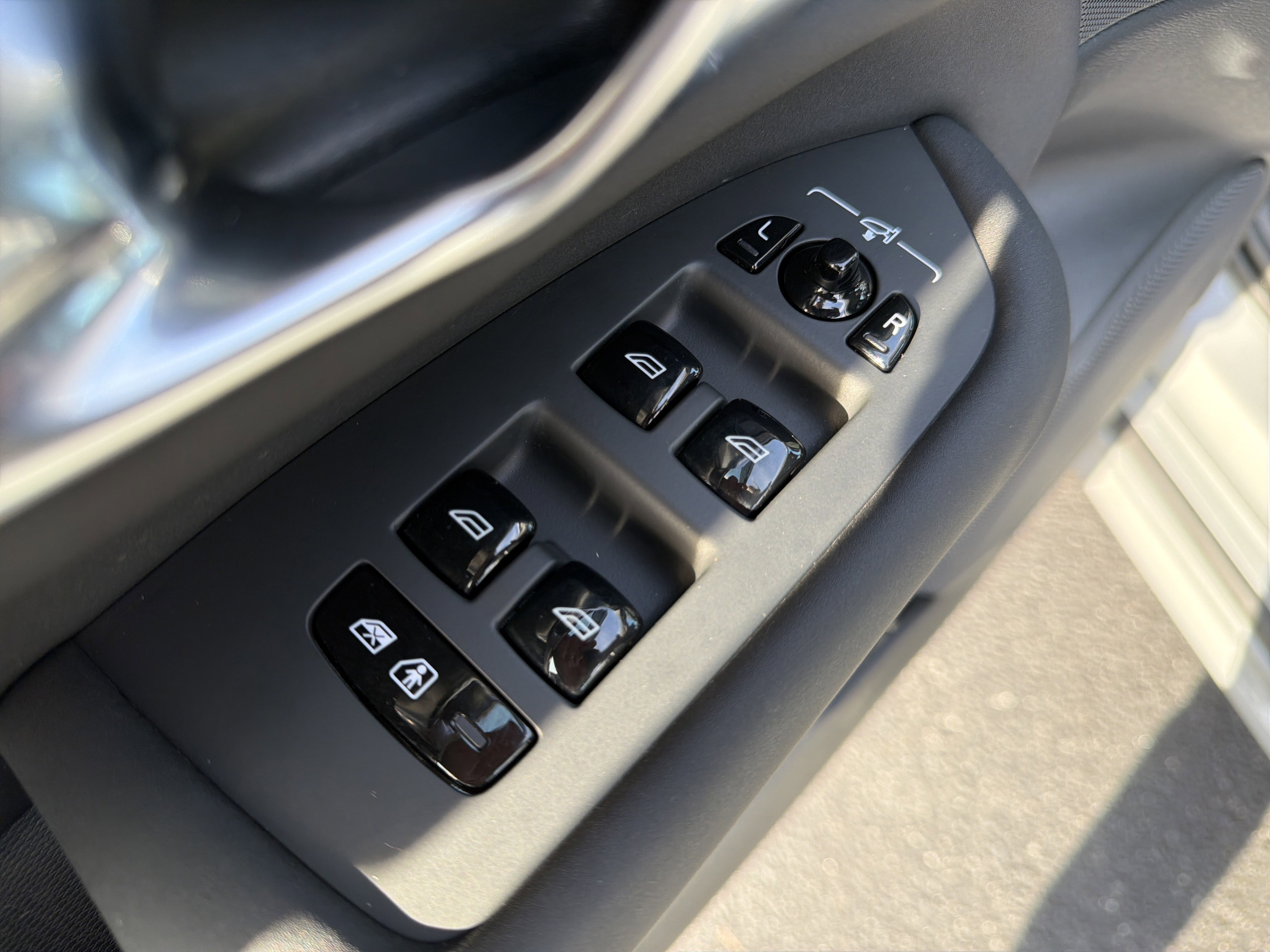 Certified 2025 Volvo XC90 B6 Plus image 15