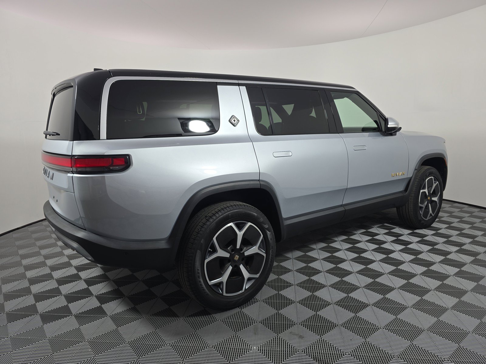 Used 2023 Rivian R1S Adventure AWD/4WD image 5