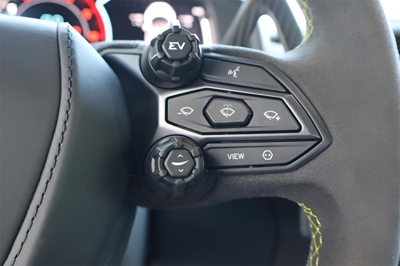 Used 2025 Lamborghini Revuelto image 18