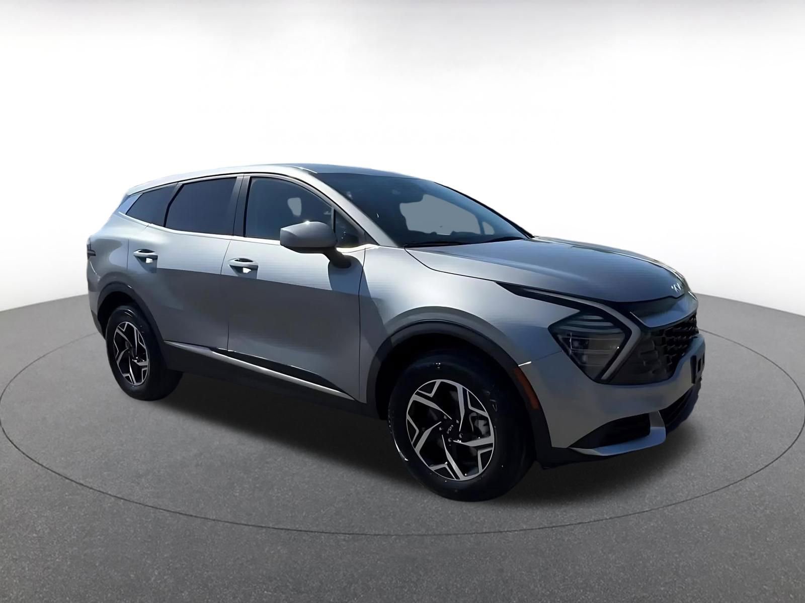 Used 2025 Kia Sportage LX image 2