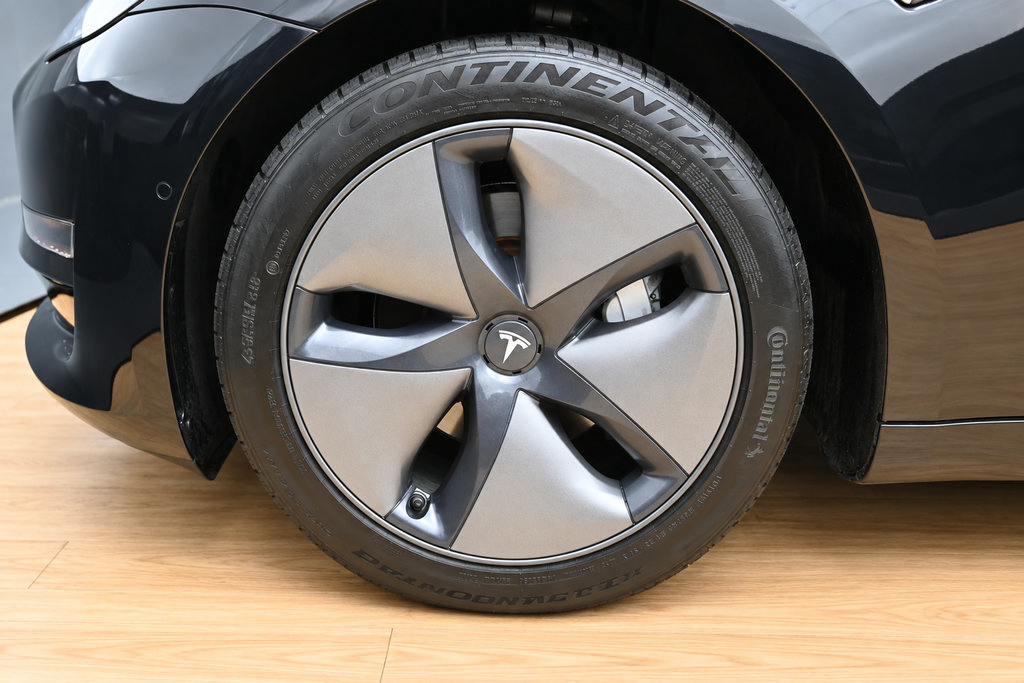 Used 2018 Tesla Model 3 Long Range RWD image 8