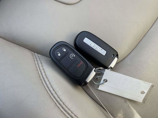 Used 2016 Jeep Cherokee Limited image 31