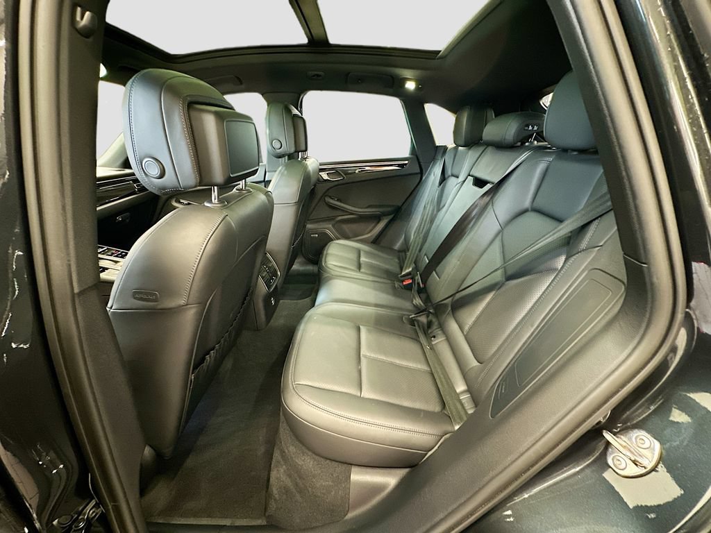 Certified 2022 Porsche Macan S AWD/4WD image 24