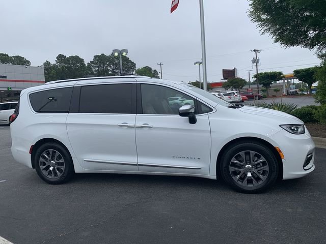 Used 2023 Chrysler Pacifica Pinnacle FWD image 9