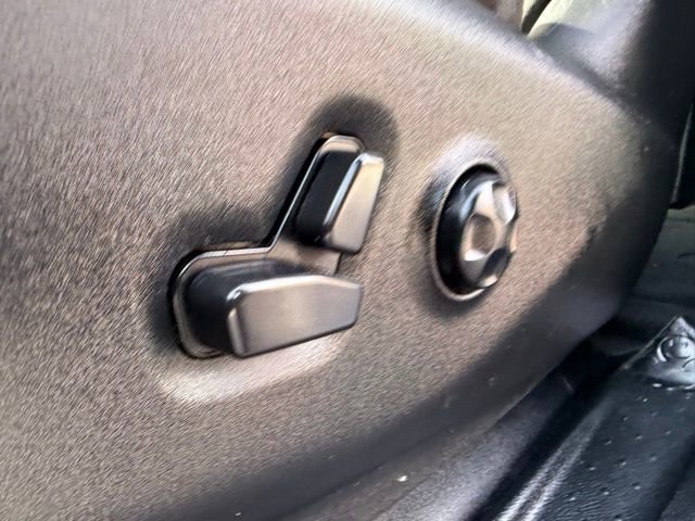 Used 2023 Chrysler Pacifica Touring image 11