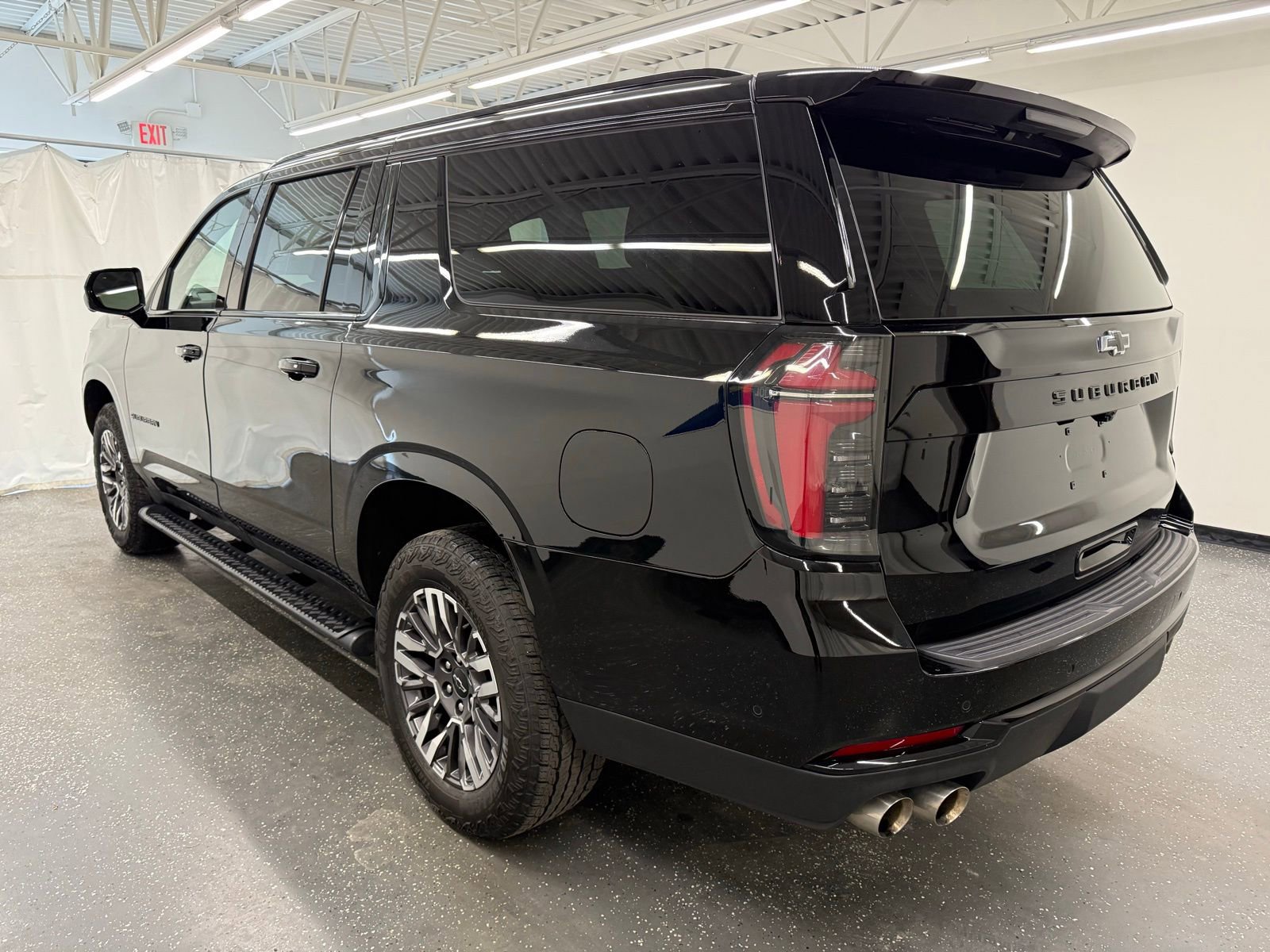 Used 2025 Chevrolet Suburban Z71 AWD/4WD image 3