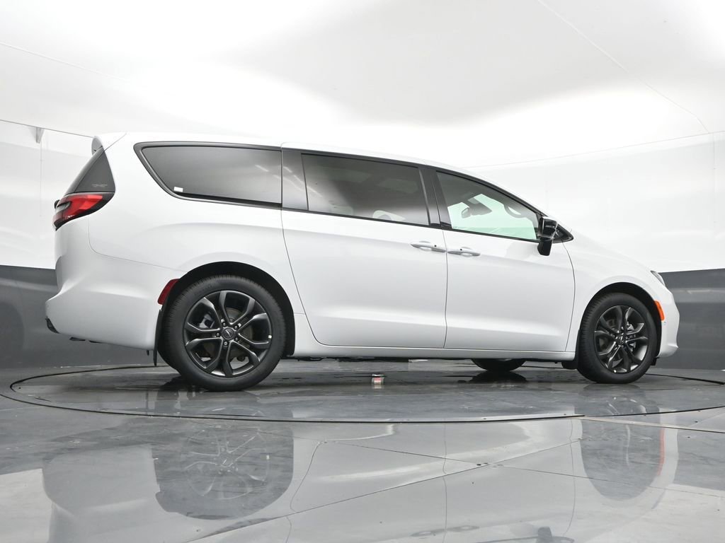 New 2026 Chrysler Pacifica Select image 40