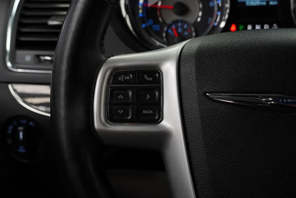 Used 2016 Chrysler Town & Country Touring w/ Driver Convenience Group FWD image 33