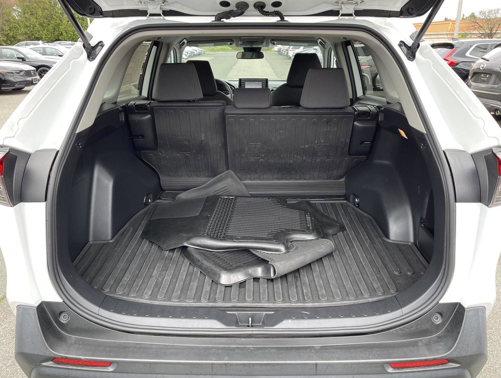 Used 2021 Toyota RAV4 XLE AWD/4WD image 15