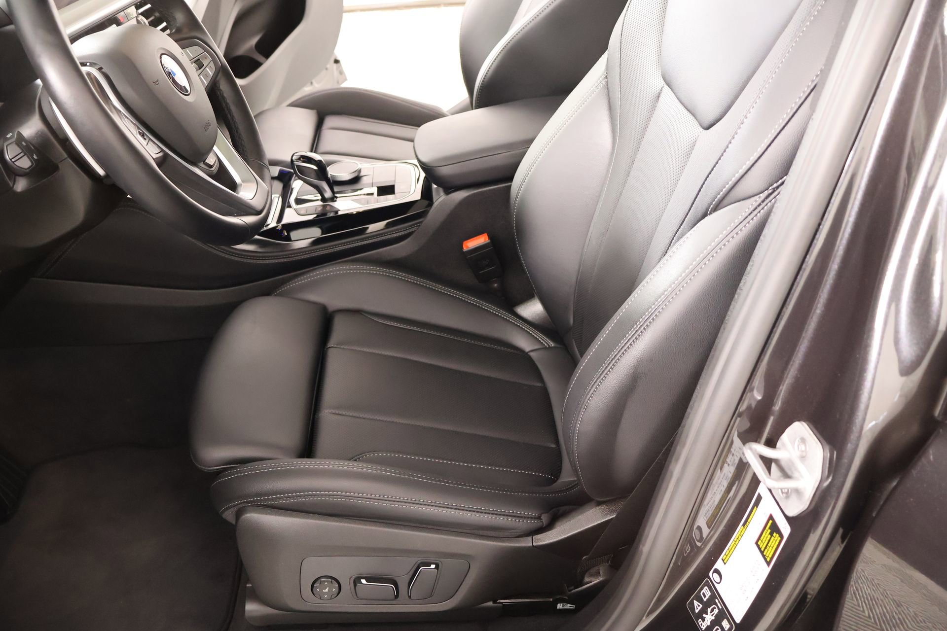 Used 2025 BMW X4 xDrive30i w/ Premium Package image 12