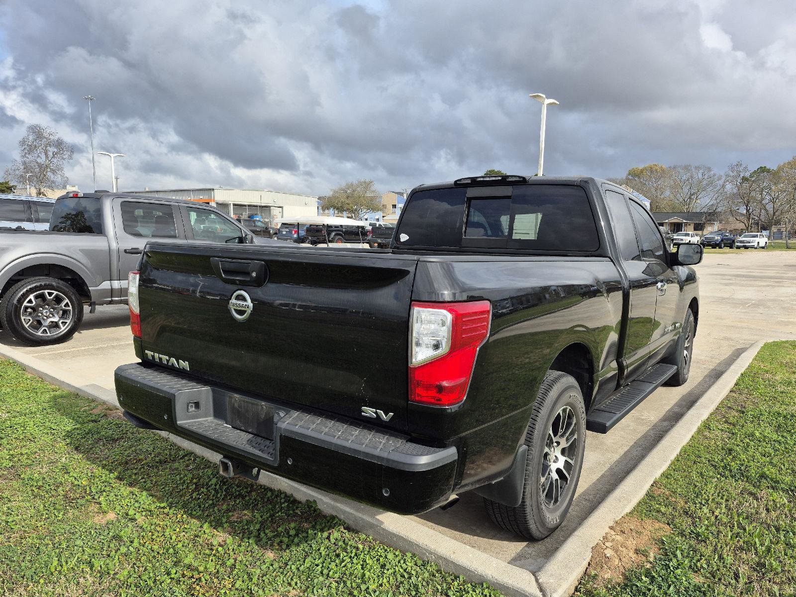 Used 2020 Nissan Titan SV w/ SV Convenience Package image 3