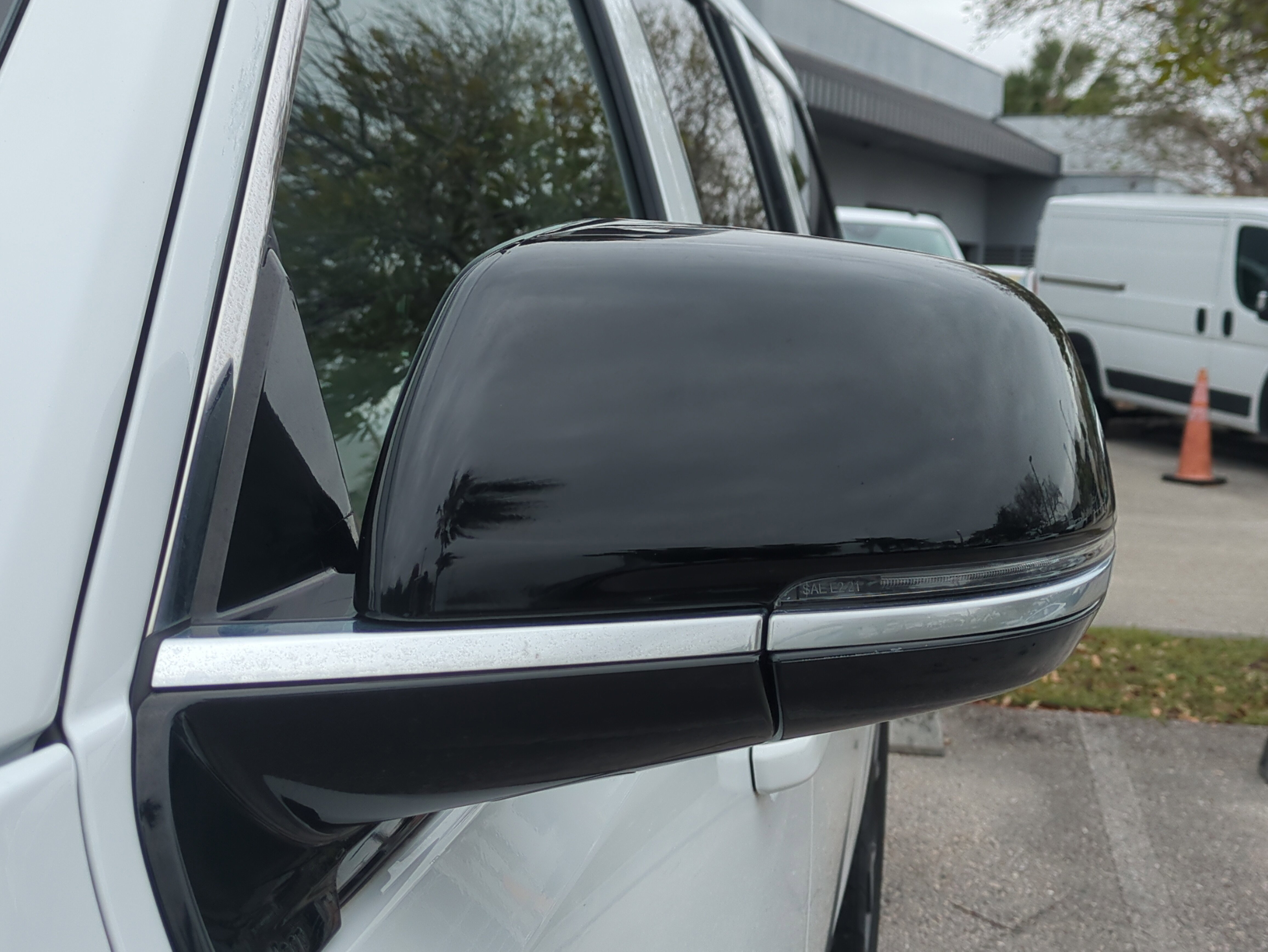 Certified 2024 Jeep Wagoneer L Series III w/ Flexible Seating Group image 12