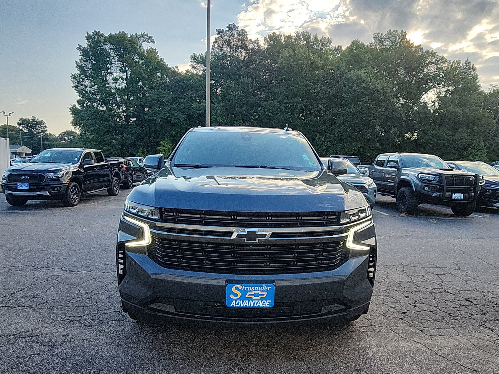 Used 2021 Chevrolet Suburban RST w/ Luxury Package AWD/4WD image 8