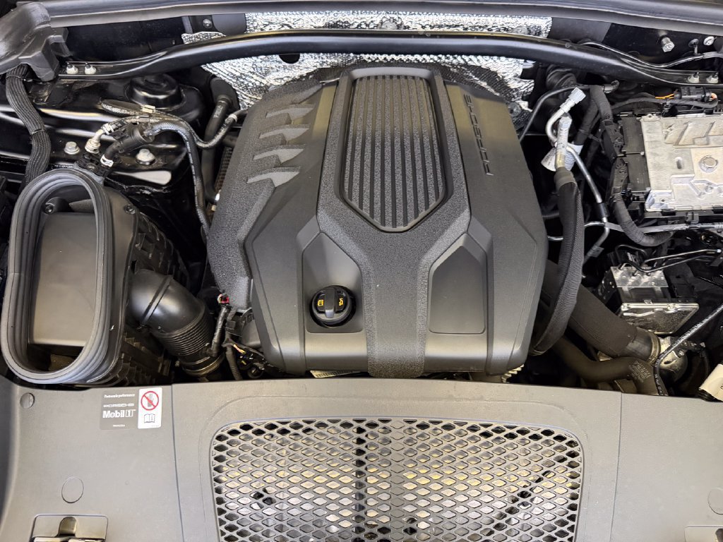 Certified 2026 Porsche Macan AWD/4WD image 28