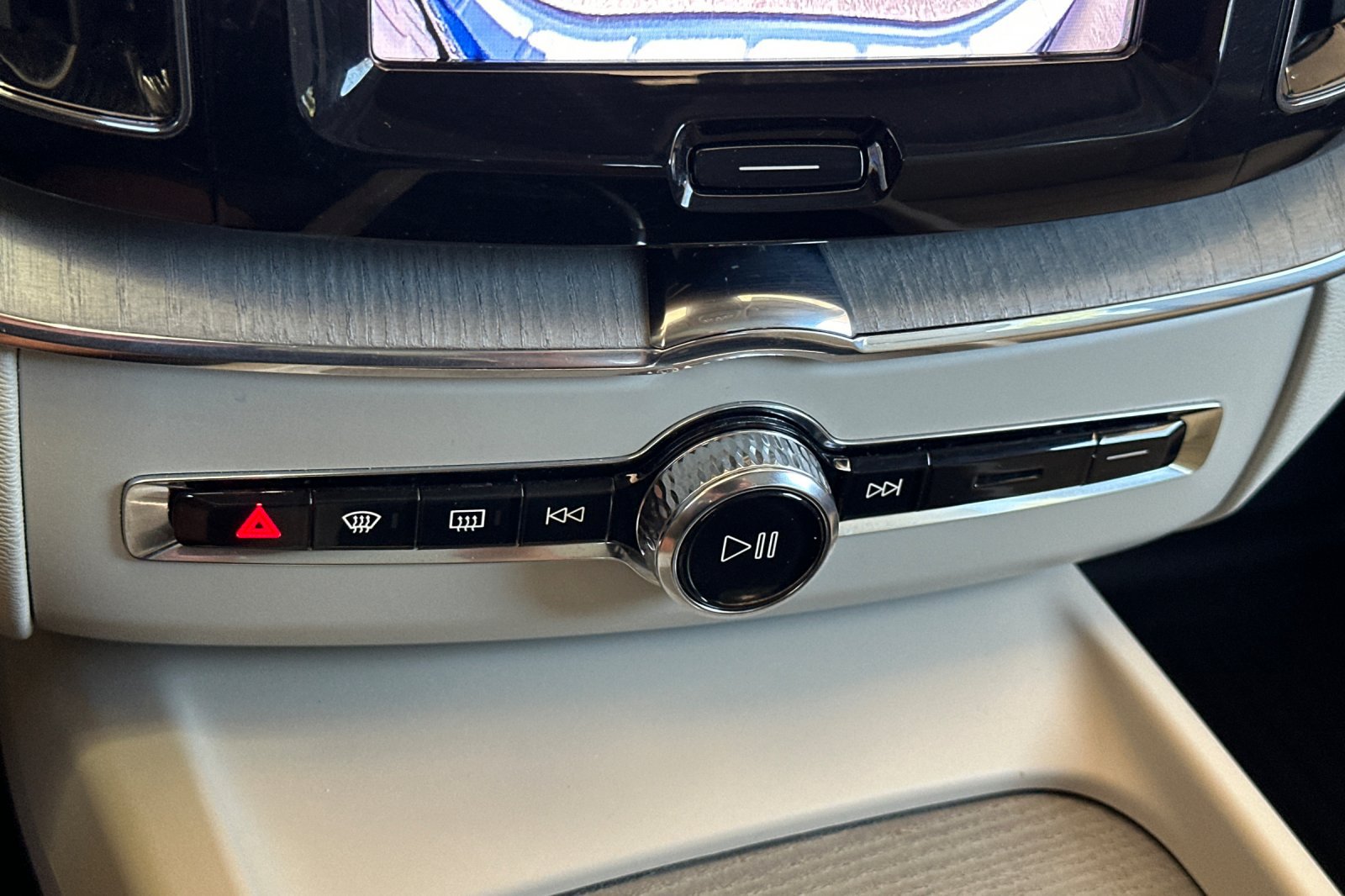 Certified 2024 Volvo XC60 T8 Plus w/ Protection Package Premier AWD/4WD image 24