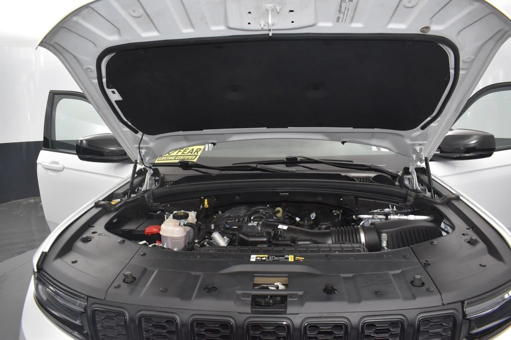 Used 2025 Jeep Grand Cherokee Altitude AWD/4WD image 14