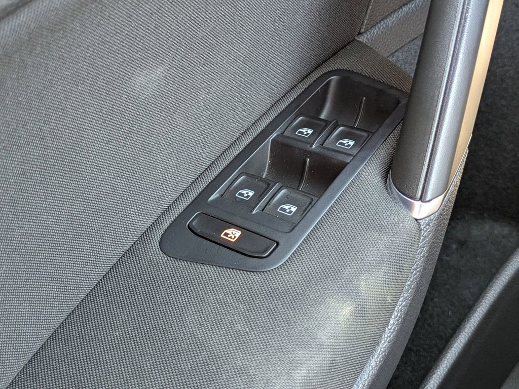 Used 2019 Volkswagen e-Golf SE image 23