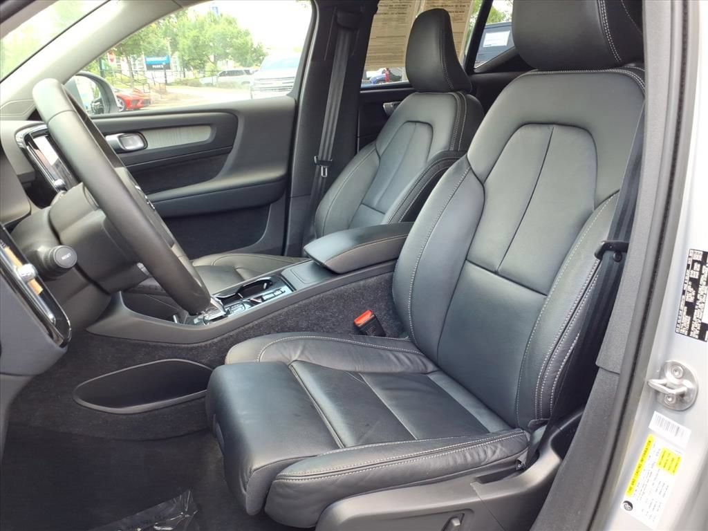 Used 2023 Volvo XC40 B5 Plus AWD/4WD image 16