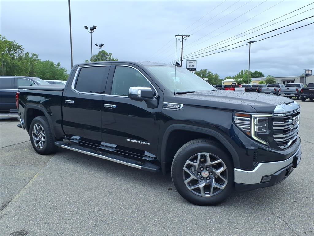 Used 2022 GMC Sierra 1500 SLT w/ SLT Convenience Package AWD/4WD image 2