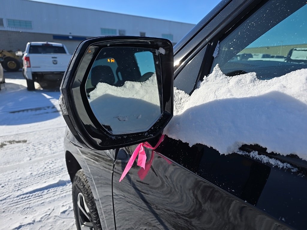 Used 2025 GMC Yukon XL AT4 w/ AT4 Premium Package image 5