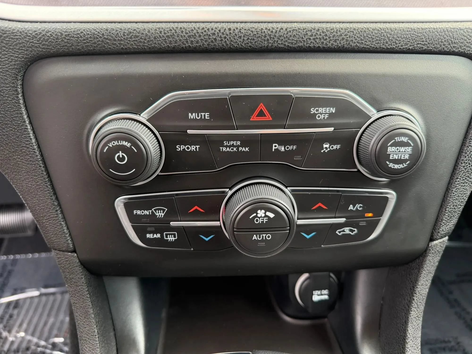 Used 2019 Dodge Charger SXT AWD/4WD image 27