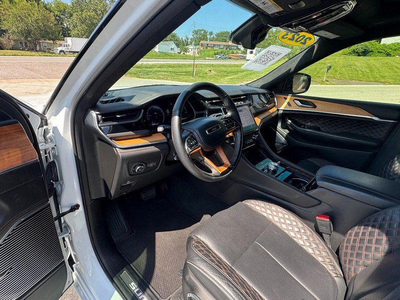 Used 2023 Jeep Grand Cherokee L Summit AWD/4WD image 10