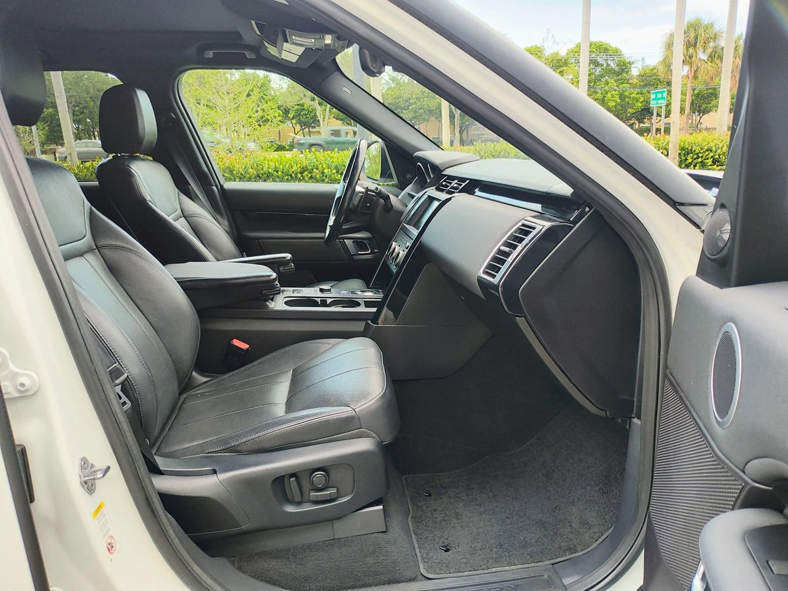 Used 2017 Land Rover Discovery SE image 16