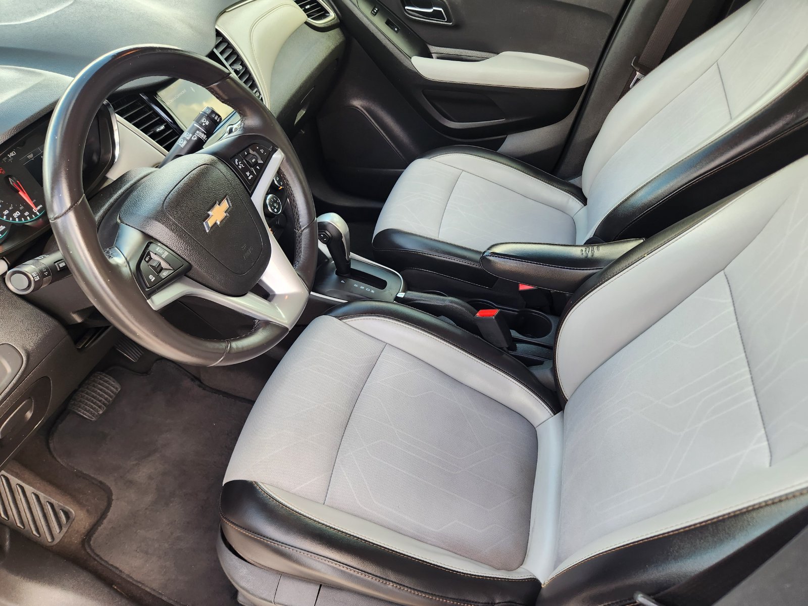 Used 2018 Chevrolet Trax LT w/ LT Convenience Package AWD/4WD image 14