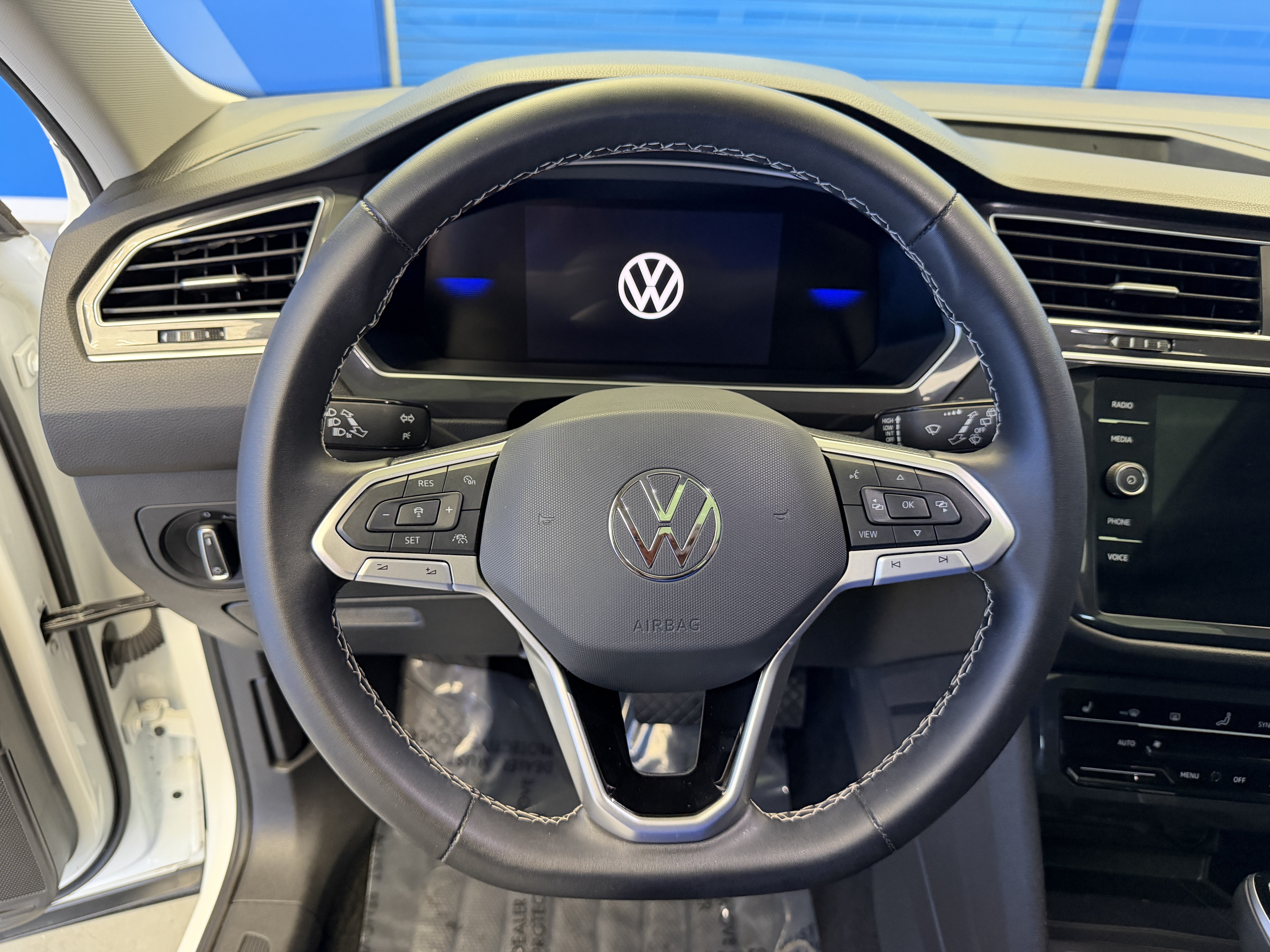 Used 2024 Volkswagen Tiguan SE w/ Panoramic Sunroof Package FWD image 19