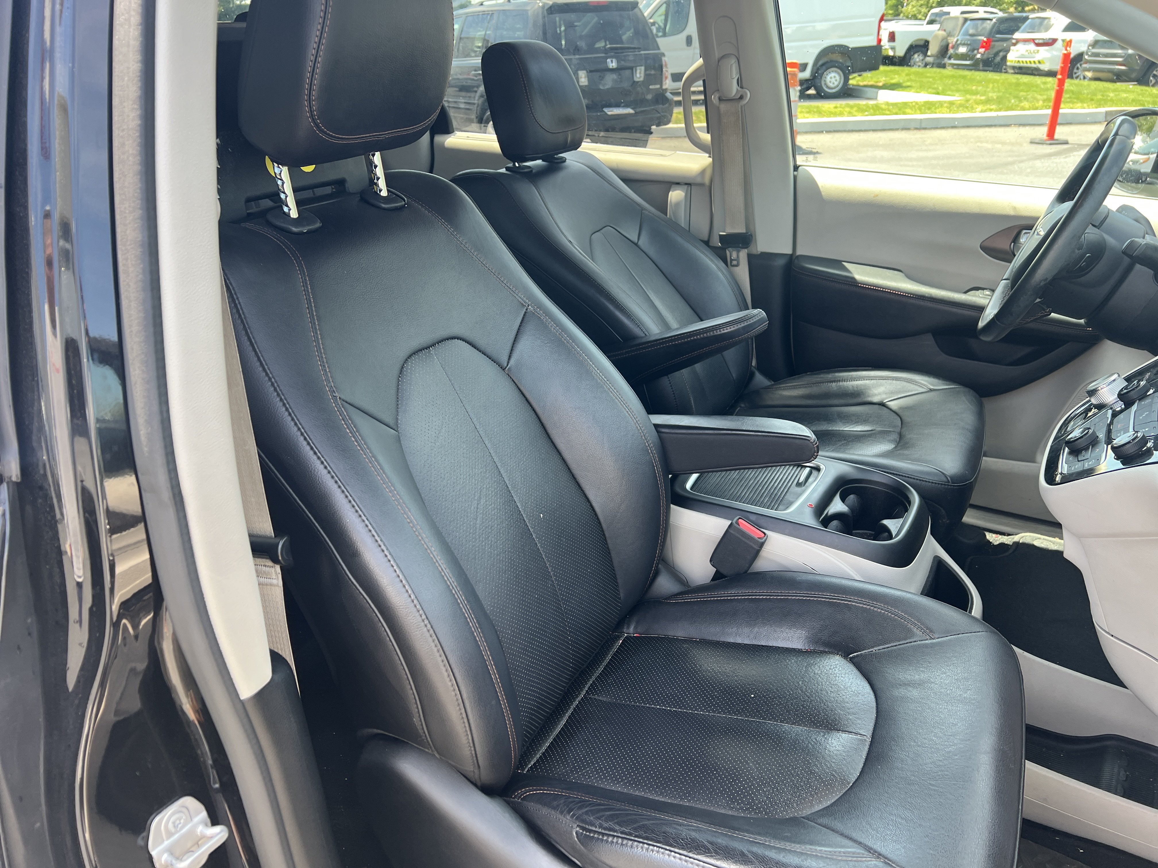 Used 2018 Chrysler Pacifica Touring-L Plus w/ Tire & Wheel Group FWD image 15