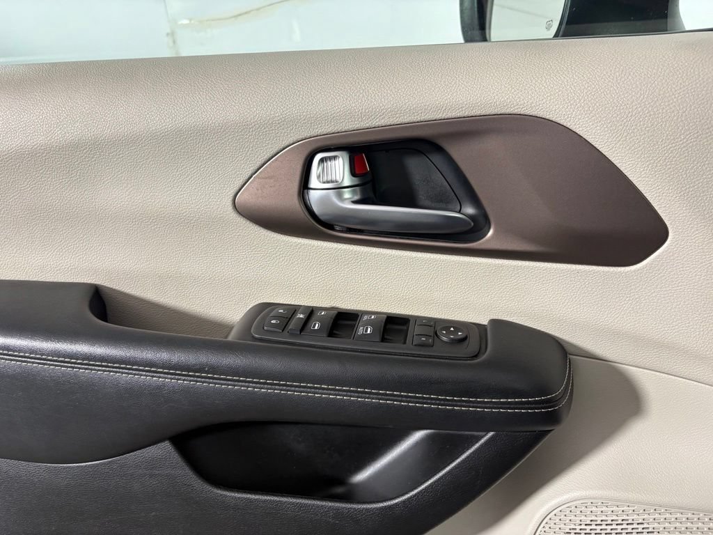 Used 2022 Chrysler Voyager LX FWD image 17