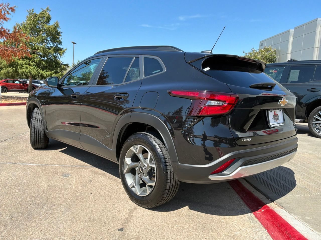 Used 2025 Chevrolet Trax LT FWD image 8
