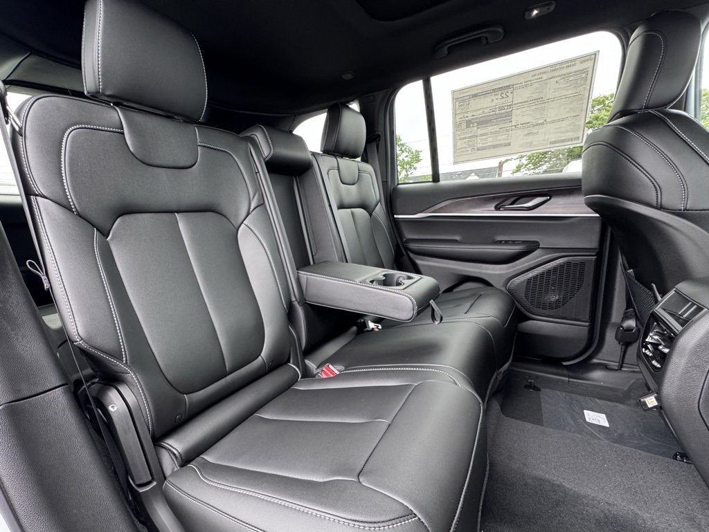 New 2025 Jeep Grand Cherokee Limited w/ Black Appearance Package image 20