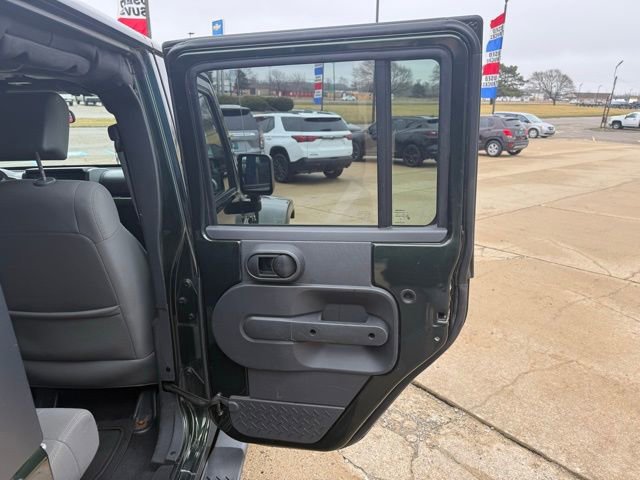 Used 2010 Jeep Wrangler Unlimited Sahara image 15